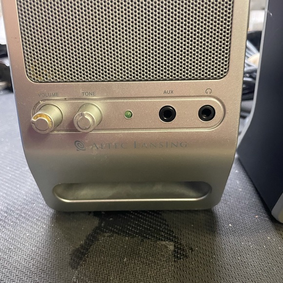 Altec Lansing VS2320 Powered Audio System 2.0 Computer - Picture 6 of 10